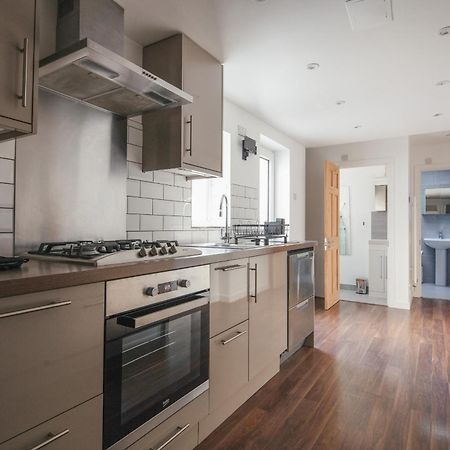 Spacious 3 Bedroom Home With Ps5 And Pool Table Near O2 Arena Canary Wharf And Elizabeth Line To Central Londyn Zewnętrze zdjęcie