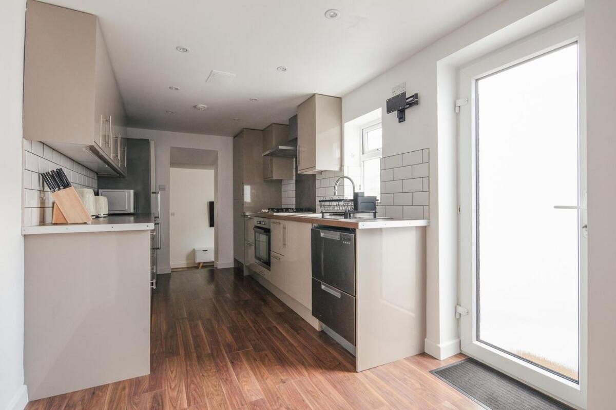 Spacious 3 Bedroom Home With Ps5 And Pool Table Near O2 Arena Canary Wharf And Elizabeth Line To Central Londyn Zewnętrze zdjęcie