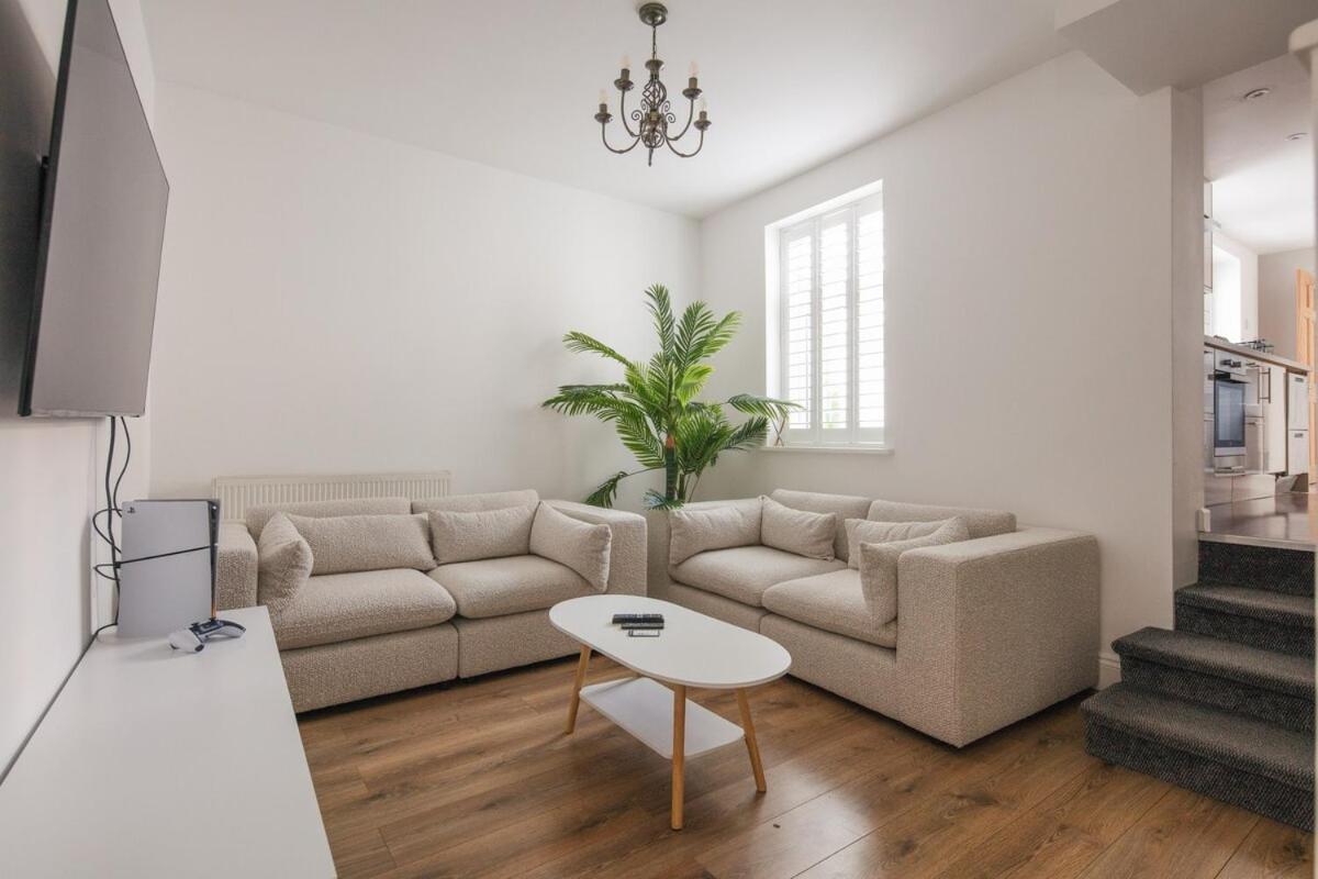 Spacious 3 Bedroom Home With Ps5 And Pool Table Near O2 Arena Canary Wharf And Elizabeth Line To Central Londyn Zewnętrze zdjęcie