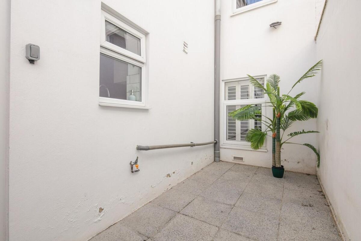 Spacious 3 Bedroom Home With Ps5 And Pool Table Near O2 Arena Canary Wharf And Elizabeth Line To Central Londyn Zewnętrze zdjęcie