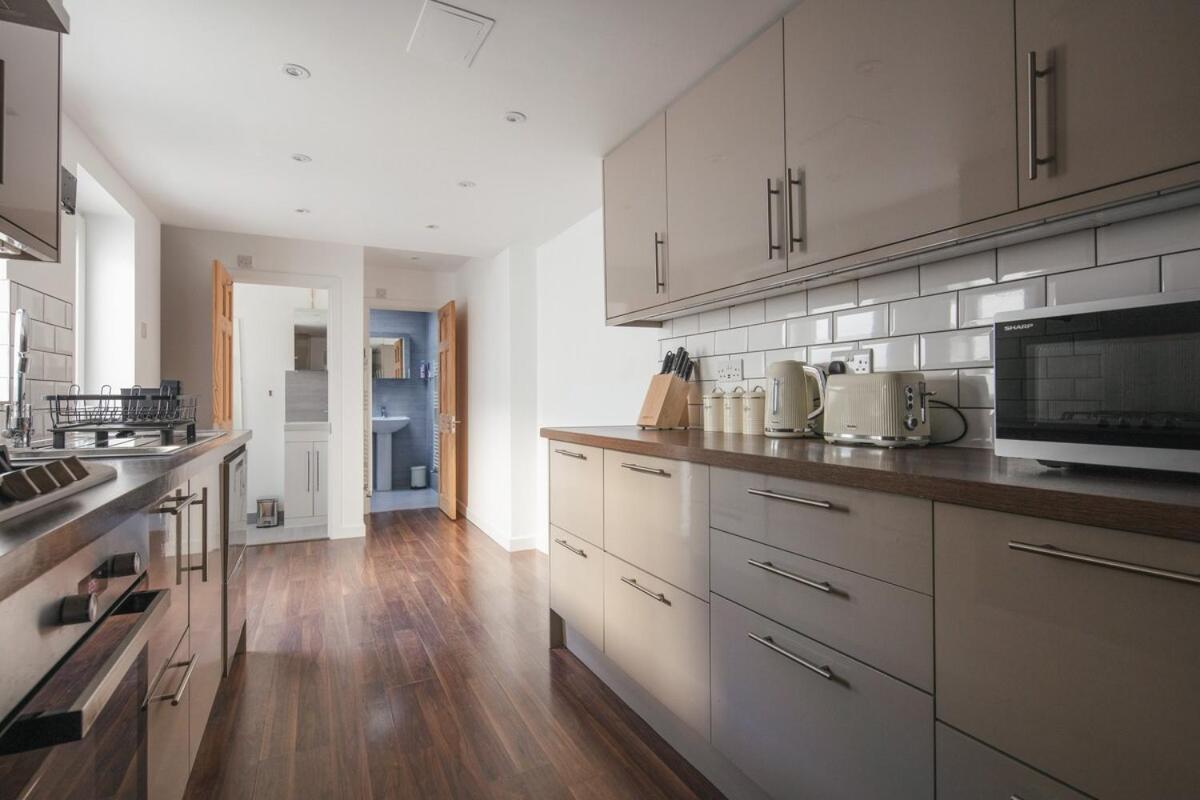 Spacious 3 Bedroom Home With Ps5 And Pool Table Near O2 Arena Canary Wharf And Elizabeth Line To Central Londyn Zewnętrze zdjęcie