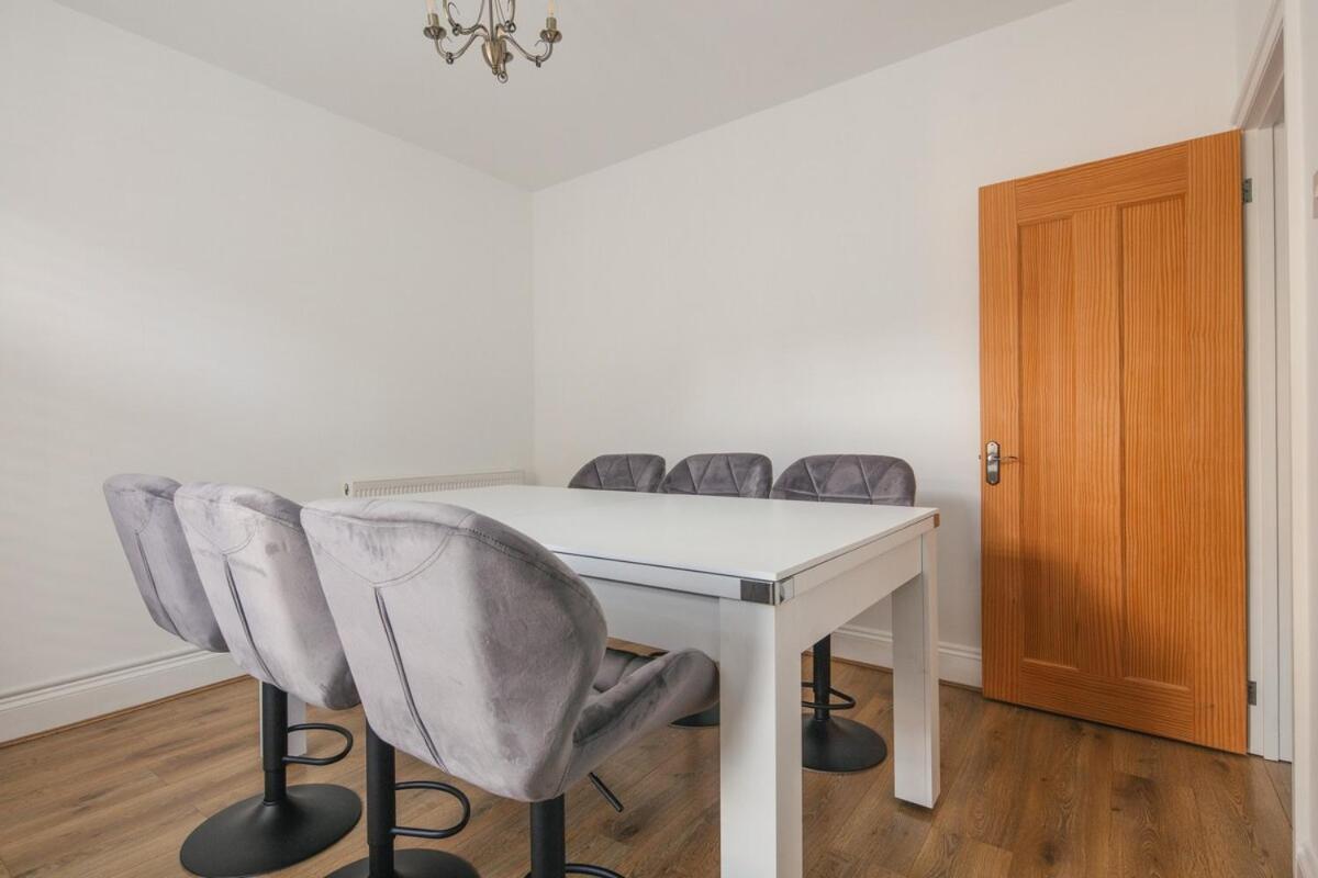 Spacious 3 Bedroom Home With Ps5 And Pool Table Near O2 Arena Canary Wharf And Elizabeth Line To Central Londyn Zewnętrze zdjęcie