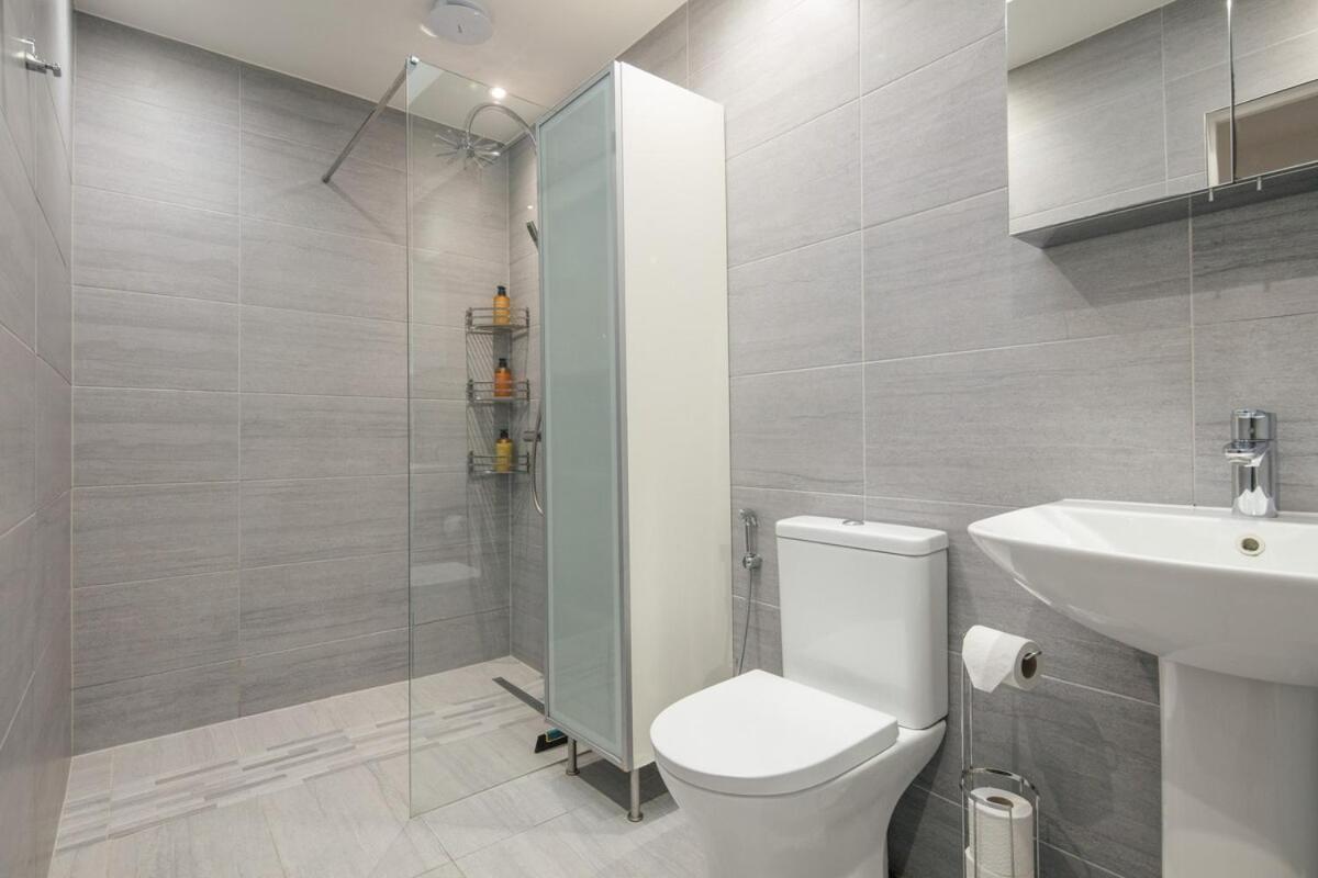 Spacious 3 Bedroom Home With Ps5 And Pool Table Near O2 Arena Canary Wharf And Elizabeth Line To Central Londyn Zewnętrze zdjęcie