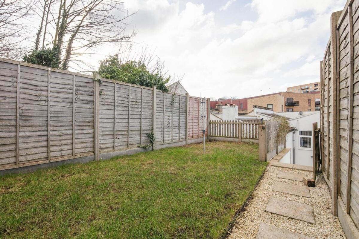 Spacious 3 Bedroom Home With Ps5 And Pool Table Near O2 Arena Canary Wharf And Elizabeth Line To Central Londyn Zewnętrze zdjęcie