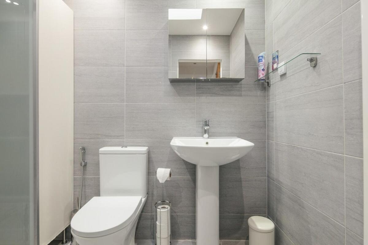 Spacious 3 Bedroom Home With Ps5 And Pool Table Near O2 Arena Canary Wharf And Elizabeth Line To Central Londyn Zewnętrze zdjęcie