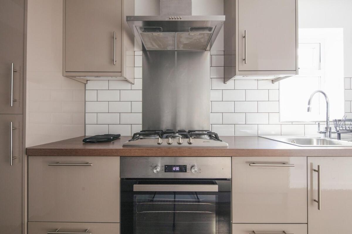 Spacious 3 Bedroom Home With Ps5 And Pool Table Near O2 Arena Canary Wharf And Elizabeth Line To Central Londyn Zewnętrze zdjęcie