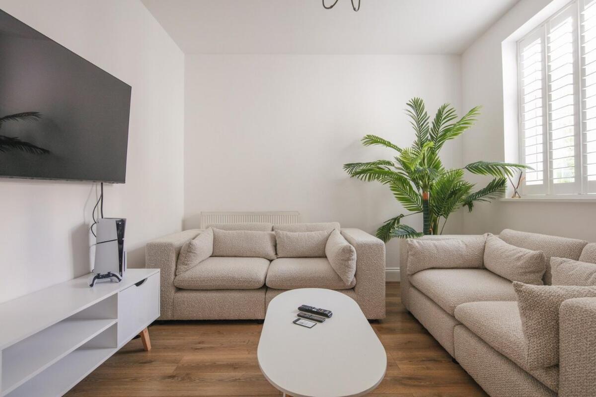 Spacious 3 Bedroom Home With Ps5 And Pool Table Near O2 Arena Canary Wharf And Elizabeth Line To Central Londyn Zewnętrze zdjęcie