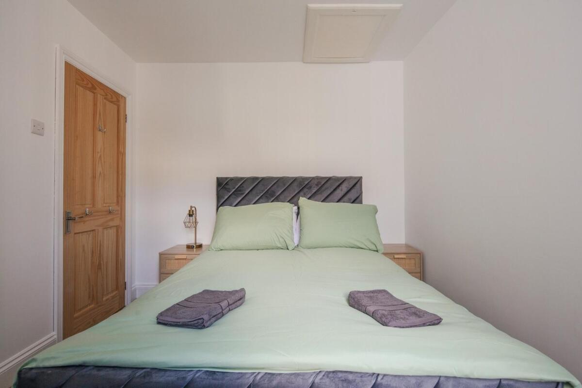 Spacious 3 Bedroom Home With Ps5 And Pool Table Near O2 Arena Canary Wharf And Elizabeth Line To Central Londyn Zewnętrze zdjęcie