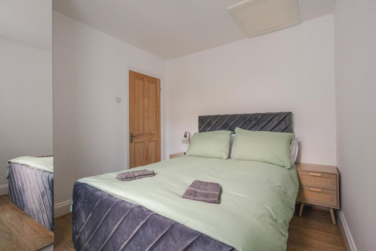Spacious 3 Bedroom Home With Ps5 And Pool Table Near O2 Arena Canary Wharf And Elizabeth Line To Central Londyn Zewnętrze zdjęcie