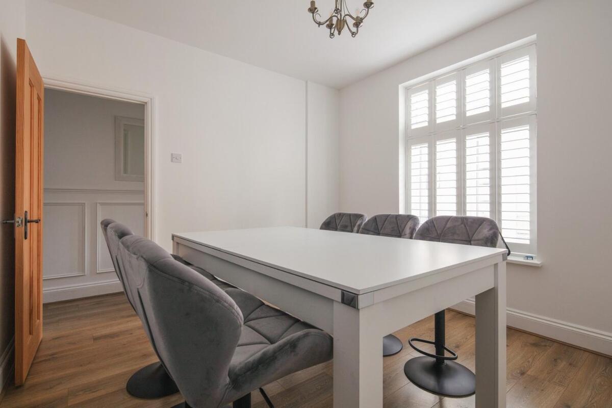 Spacious 3 Bedroom Home With Ps5 And Pool Table Near O2 Arena Canary Wharf And Elizabeth Line To Central Londyn Zewnętrze zdjęcie