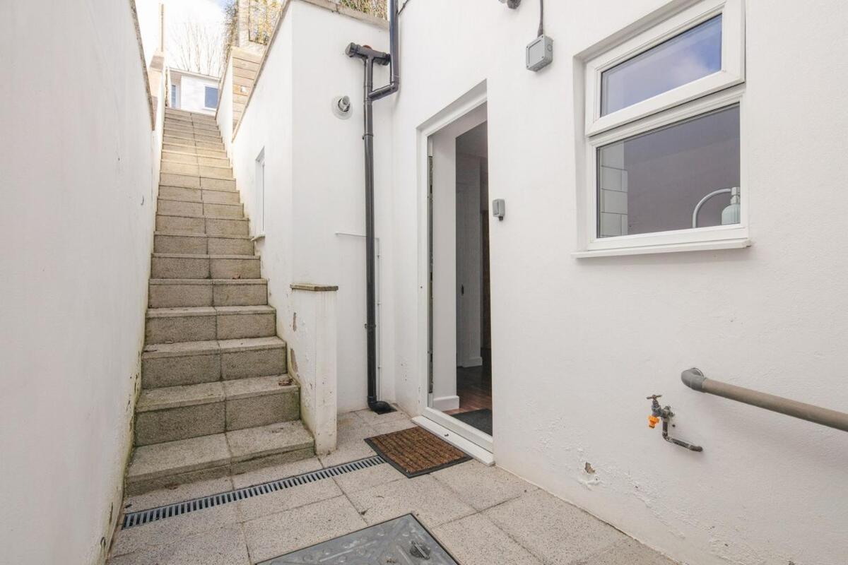 Spacious 3 Bedroom Home With Ps5 And Pool Table Near O2 Arena Canary Wharf And Elizabeth Line To Central Londyn Zewnętrze zdjęcie