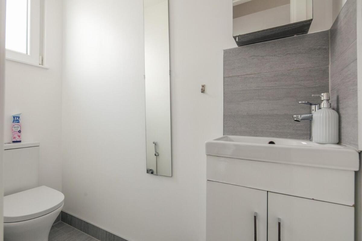 Spacious 3 Bedroom Home With Ps5 And Pool Table Near O2 Arena Canary Wharf And Elizabeth Line To Central Londyn Zewnętrze zdjęcie
