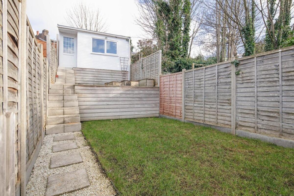 Spacious 3 Bedroom Home With Ps5 And Pool Table Near O2 Arena Canary Wharf And Elizabeth Line To Central Londyn Zewnętrze zdjęcie