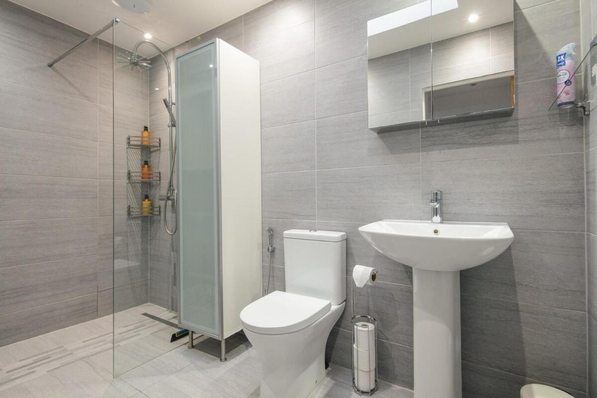 Spacious 3 Bedroom Home With Ps5 And Pool Table Near O2 Arena Canary Wharf And Elizabeth Line To Central Londyn Zewnętrze zdjęcie