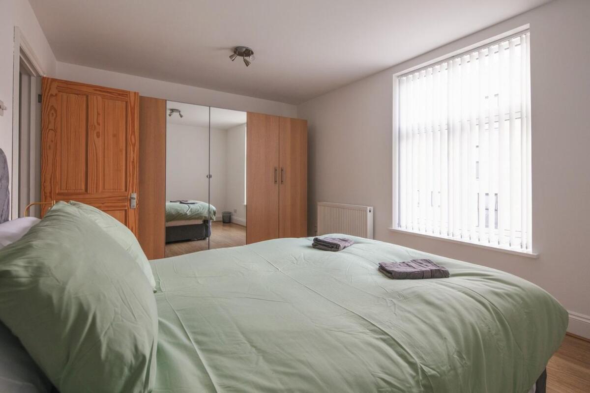 Spacious 3 Bedroom Home With Ps5 And Pool Table Near O2 Arena Canary Wharf And Elizabeth Line To Central Londyn Zewnętrze zdjęcie