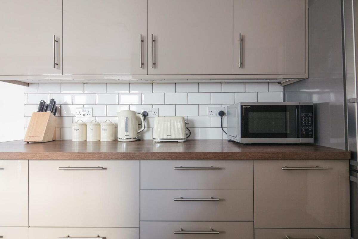 Spacious 3 Bedroom Home With Ps5 And Pool Table Near O2 Arena Canary Wharf And Elizabeth Line To Central Londyn Zewnętrze zdjęcie
