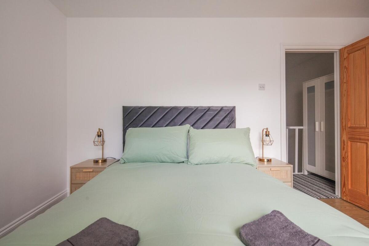 Spacious 3 Bedroom Home With Ps5 And Pool Table Near O2 Arena Canary Wharf And Elizabeth Line To Central Londyn Zewnętrze zdjęcie