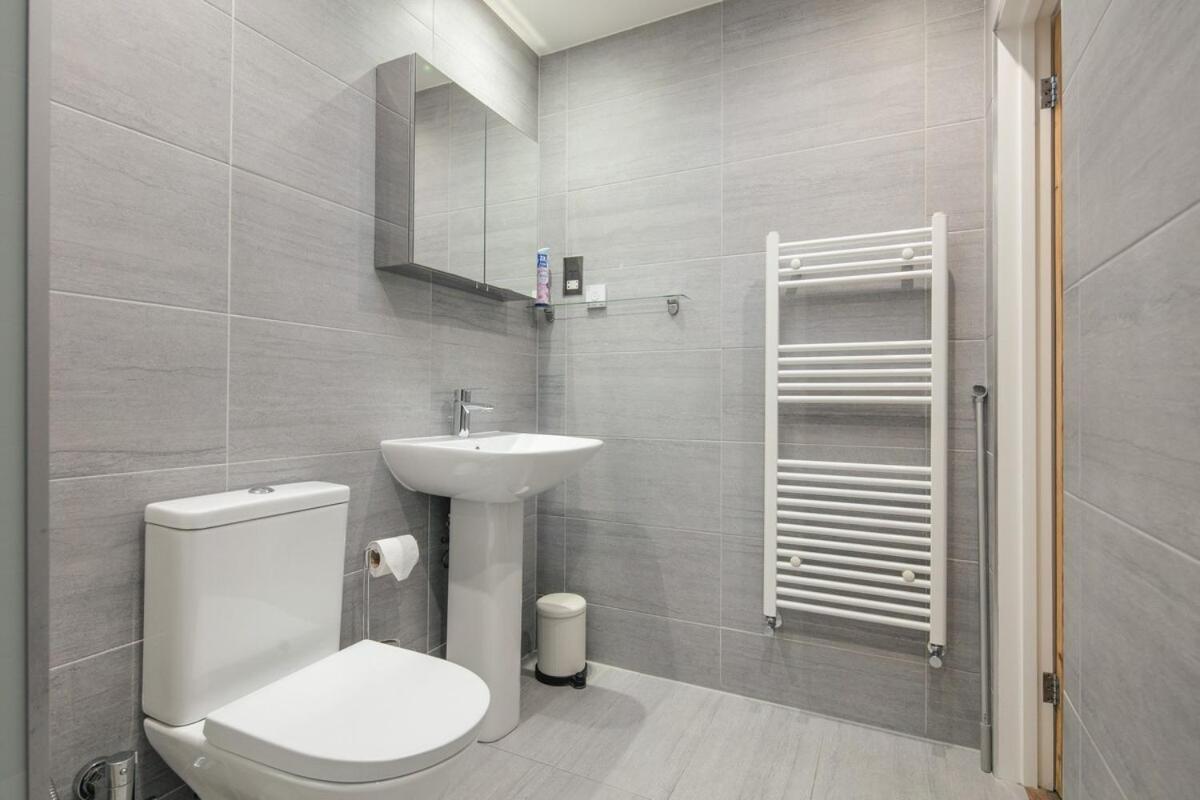 Spacious 3 Bedroom Home With Ps5 And Pool Table Near O2 Arena Canary Wharf And Elizabeth Line To Central Londyn Zewnętrze zdjęcie