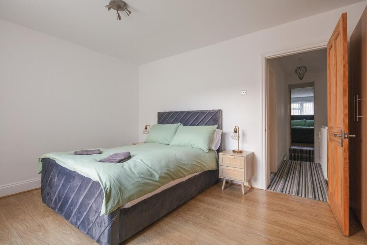 Spacious 3 Bedroom Home With Ps5 And Pool Table Near O2 Arena Canary Wharf And Elizabeth Line To Central Londyn Zewnętrze zdjęcie