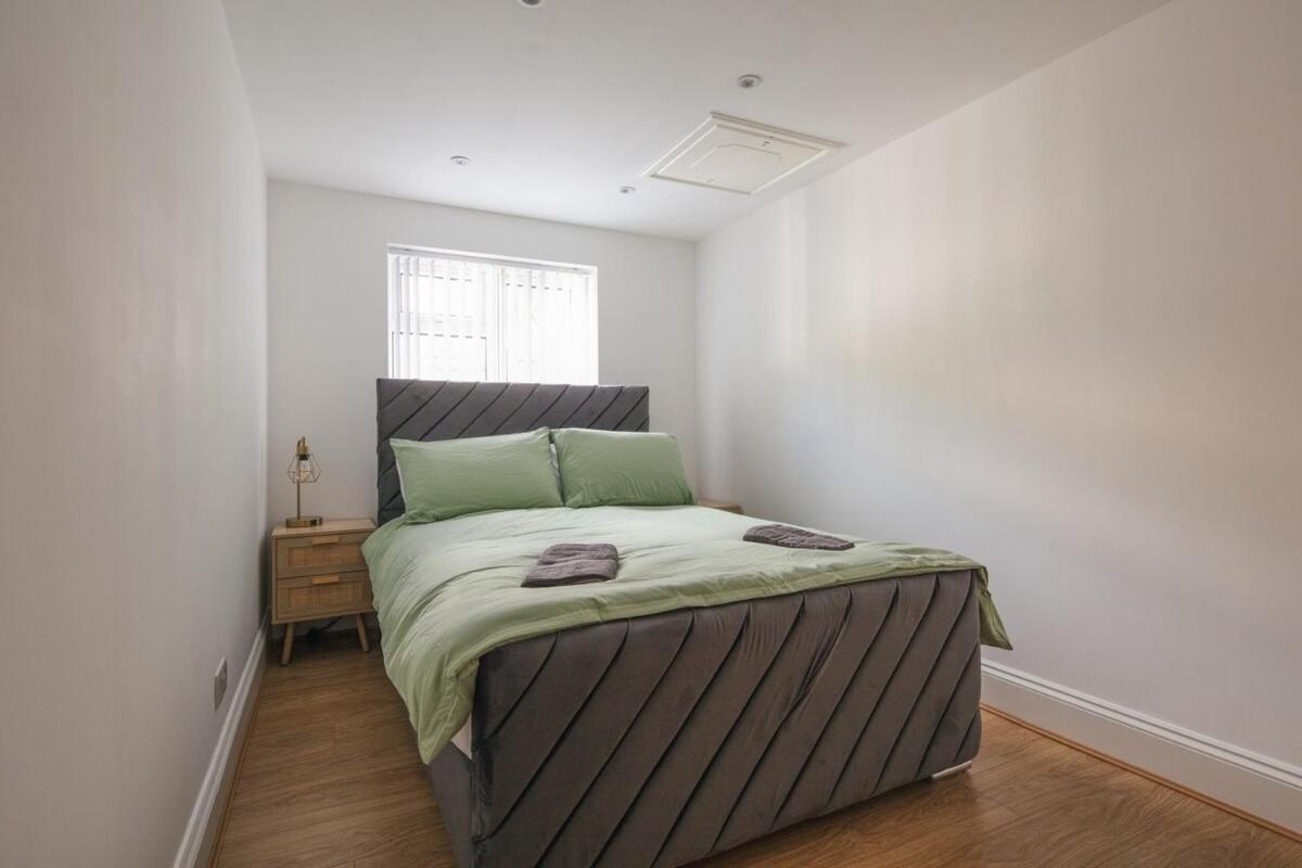 Spacious 3 Bedroom Home With Ps5 And Pool Table Near O2 Arena Canary Wharf And Elizabeth Line To Central Londyn Zewnętrze zdjęcie