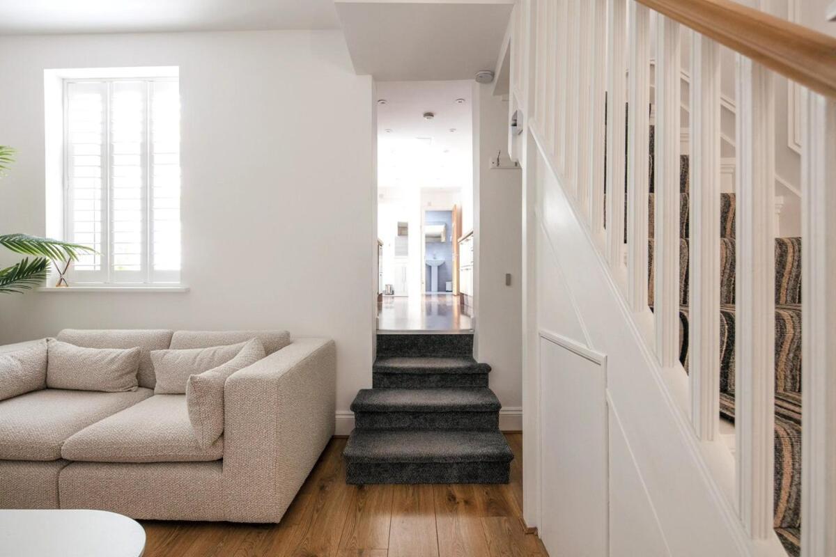 Spacious 3 Bedroom Home With Ps5 And Pool Table Near O2 Arena Canary Wharf And Elizabeth Line To Central Londyn Zewnętrze zdjęcie
