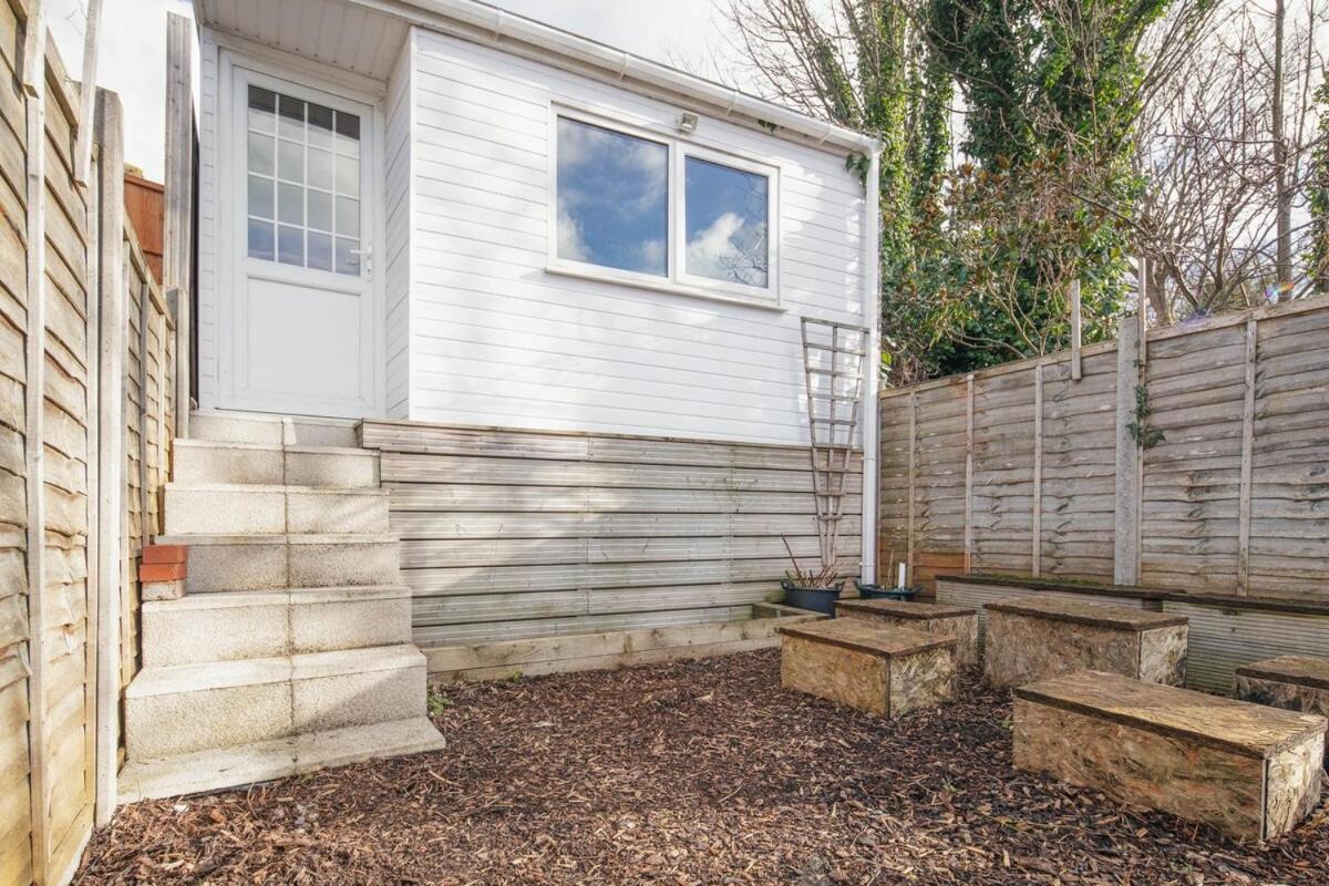 Spacious 3 Bedroom Home With Ps5 And Pool Table Near O2 Arena Canary Wharf And Elizabeth Line To Central Londyn Zewnętrze zdjęcie