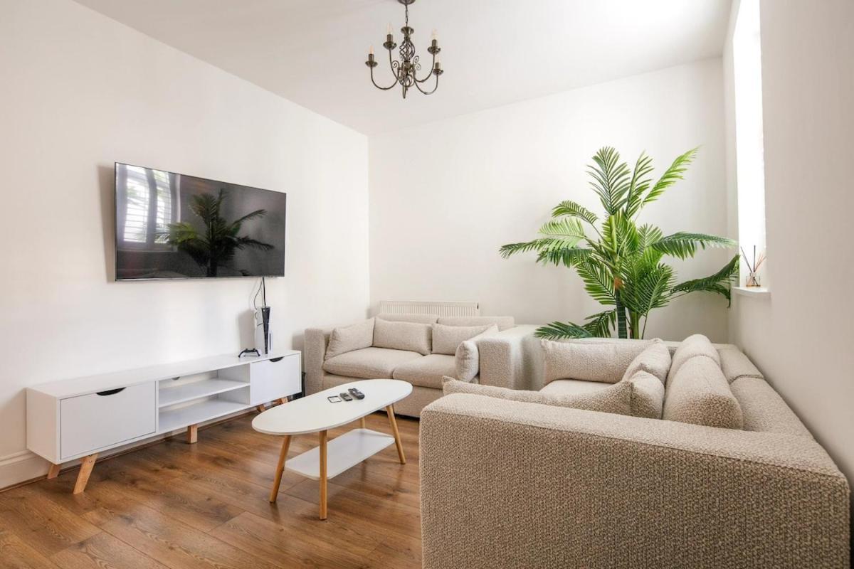 Spacious 3 Bedroom Home With Ps5 And Pool Table Near O2 Arena Canary Wharf And Elizabeth Line To Central Londyn Zewnętrze zdjęcie